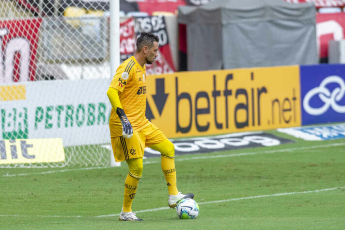 Diego Alves - 10 jogos (6V/2E/2D - 11 gols sofridos)