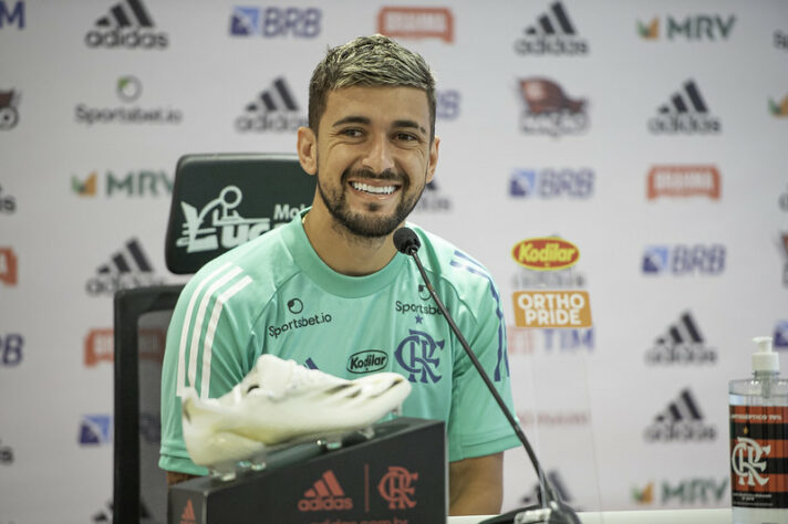 FECHADO - A renovação automática de Giorgian De Arrascaeta com o Flamengo foi publicada no Boletim Informativo Diário (BID) da CBF nesta segunda. O meia, contratado no início de 2019, tem vínculo com o clube até dezembro de 2023.  Atletas estrangeiros, por conta do visto de trabalho, costumam ter contratos de até dois anos registrados no futebol nacional. Portanto, a renovação já estava acordada desde a chegada do meia, que veio do Cruzeiro em janeiro de 2019.