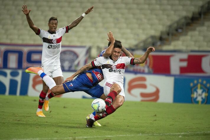 Em um jogo sonolento, o Flamengo ficou só no 0 a 0 com o Fortaleza, neste sábado, no Castelão. Pouco inspirado, o time de Rogério Ceni quase não criou oportunidades de gol e viu Pedro perder um pênalti. Confira as notas!