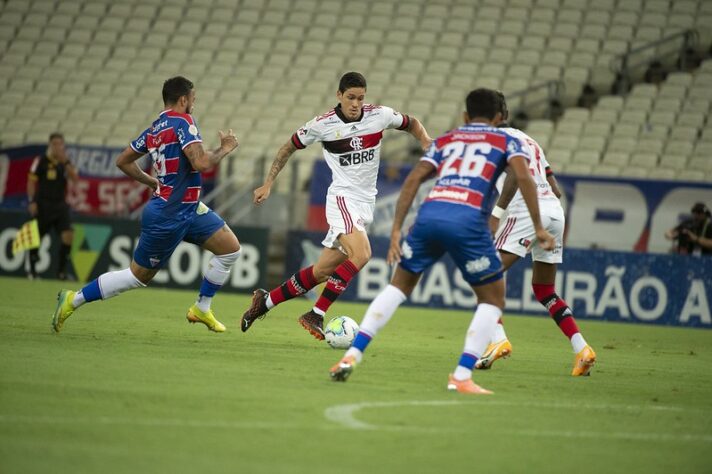 Fortaleza - Sobe: O zagueiro Paulão teve uma atuação muito segura e deu pouco espaço para Bruno Henrique e, principalmente, Pedro. | Desce: Faltou criatividade e velocidade para o time de Chamusca. Nos poucos contra-ataques que teve, o Fortaleza pouco conseguiu fazer.