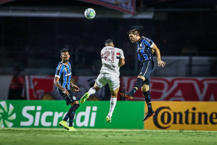 GRÊMIO - Sobe: Kanneman - Mais uma vez, o argentino foi soberano no duelo com os jogadores do São Paulo e foi muito seguro tanto pelo alto como pelo chão. / Desce: Victor Ferraz - Perdeu excelente oportunidade de abrir o placar no primeiro tempo, chutando na trave uma oportunidade de dentro da pequena área de Volpi.