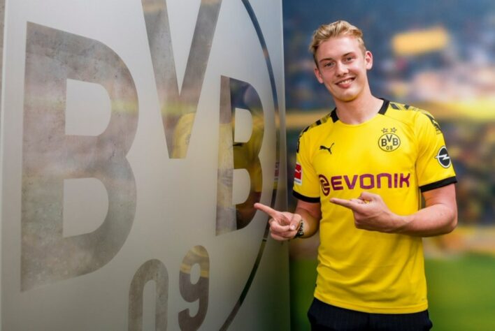 ESFRIOU - Especulado como possível reforço do Arsenal, o meia Julian Brandt não tem nenhuma proposta do clube inglês. Ao menos é o que garante o diretor esportivo do Borussia Dortmund, Michael Zorc. Em entrevista coletiva, o dirigente garantiu que não tem a intenção de vender o jogador.