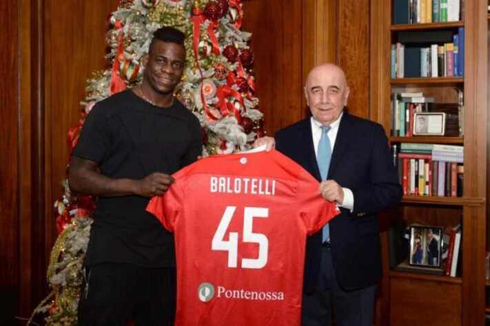 FECHADO - O atacante Mario Balotelli é o novo reforço do Monza, que disputa a segunda divisão da Itália. Sem clube desde que deixou o Brescia ao final da última temporada, o atacante foi anunciado oficialmente como novo reforço nesta segunda-feira pelo clube. Aos 30 anos, 'Super Mario' chega ao clube do norte do País da Bota sem custos e assinou um vínculo até o encerramento da temporada, em junho de 2021.