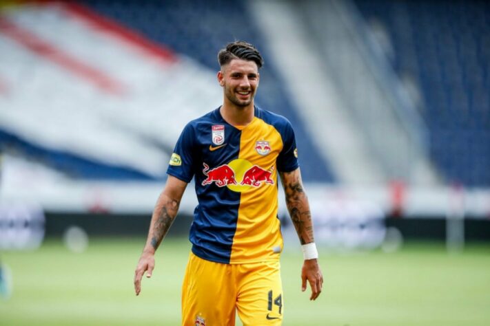 FECHADO - O RB Leipzig anunciou a contratação do meio-campista Szoboszlai e o contrato do jogador com o clube alemão vai até 2025. O jovem de 20 anos era o grande protagonista no RB Salzburg e despertou interesse de gigantes europeus, como Real Madrid, Milan e Arsenal.