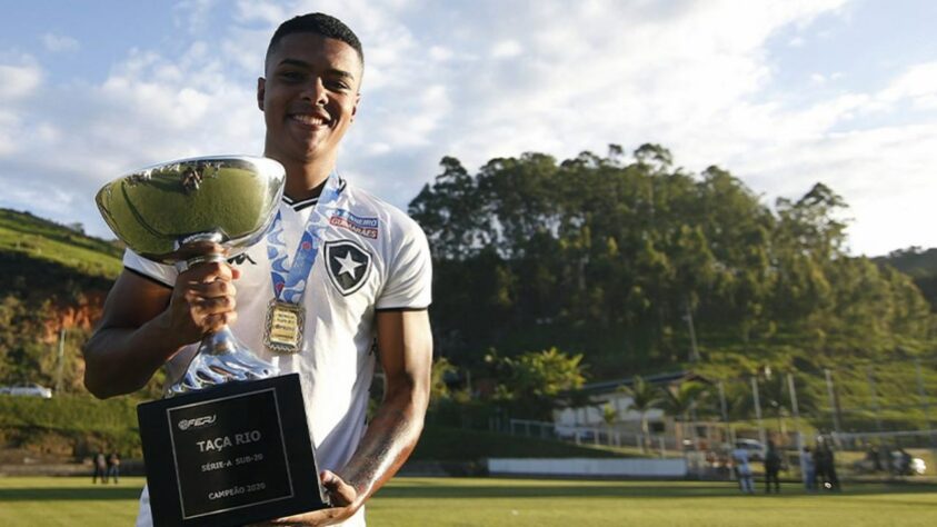 FECHADO - O Botafogo segue com a filosofia de renovar os contratos dos jogadores do atual time sub-20, que colhe bons resultados com o treinador Ricardo Resende. Nesta quarta-feira, foi a vez de Reydson, de 18 anos, assinar o primeiro contrato profissional com o clube de General Severiano.