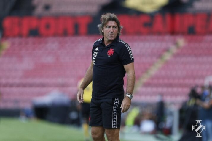 Definitivamente a passagem de Sá Pinto pelo Vasco foi ruim, em 2020. O português veio substituir Ramon Menezes e não conseguiu melhorar o desempenho da equipe, deixando o comando com três vitórias, seis empates, seis derrotas e 33,3% de aproveitamento e com o Gigante da Colina brigando pra não cair. O clube acabou rebaixado para a Série B naquela temporada.