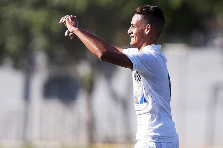 FECHADO - Destaque das categorias de base do Santos, o zagueiro Kaiky Fernandes acertou o seu primeiro contrato profissional com o clube. O vínculo será assinado ainda nesta segunda-feira (21) e terá duração até novembro de 2023. 