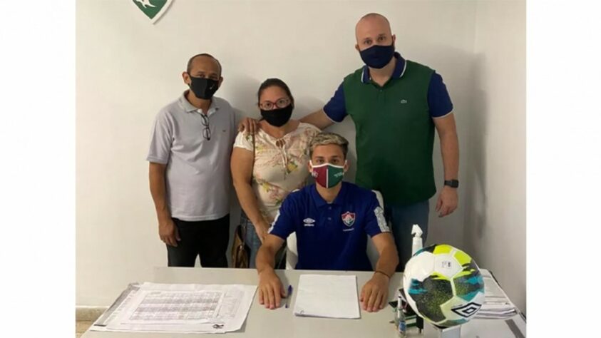 FECHADO - Mais uma promessa da base renovou o contrato com o Fluminense. Nesta quarta-feira foi a vez do meia Gabriel Teixeira, de 19 anos, que tem um novo vínculo até o fim de 2023. O anterior era válido até 2022. Um dos destaques do Sub-20, o jogador é o camisa 10 da equipe e disputará as as quartas de final do Campeonato Brasileiro da categoria.