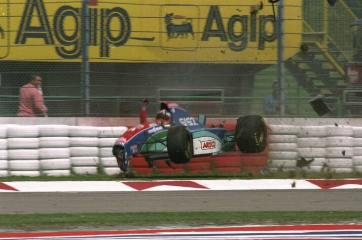 Rubens Barrichello bateu com força no treino livre do macabro GP de San Marino de 1994. O brasileiro apenas fraturou o nariz.