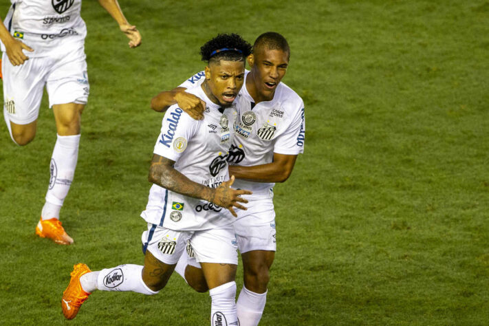 O Santos empatou com o Palmeiras na tarde deste sábado, pela 24ª rodada do Brasileirão, em 1 a 1, na Vila Belmiro. Marinho foi quem mais chamou o jogo do lado santista, colocando o goleiro Weverton para trabalhar diversas vezes e anotando o segundo gol do peixe. Confira as notas do Santos no LANCE! (por Redação São Paulo) 