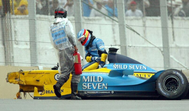 Fernando Alonso bateu forte no GP do Brasil de 2003, mas teve apenas uma fratura no tornozelo, retornando na corrida seguinte.