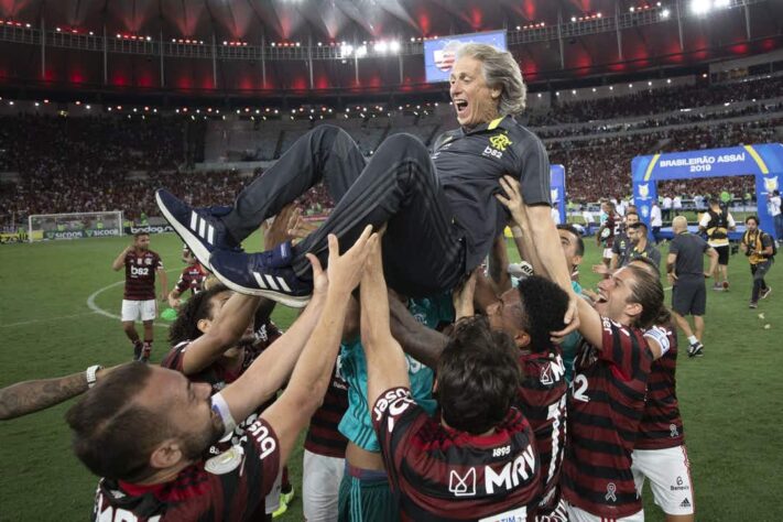 Quem pode retornar ao Brasil é Jorge Jesus. O treinador marcou história em 2019 com o Flamengo, vencendo quase todos os campeonatos que disputou e com futebol de encher os olhos. Até pela marca deixada, treinar novamente um clube do país pode ser um grande desafio, até pela pressão gerada sob o "Mister". Atualmente está no Benfica e vem sofrendo pressão de parte da torcida.