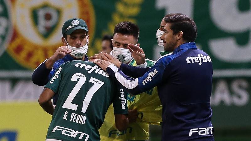 9 - Negou a proposta vinda do exterior por acreditar nos jogadores e projeto do clube – No final de novembro, Abel Ferreira recebeu uma proposta para comandar o Al-Rayann, do Qatar, que estava disposto a pagar sua multa rescisória de aproximadamente R$ 11 milhões no Palmeiras e dobrar a quantia que o português recebe mensalmente no Verdão. O gajo, no entanto, prontamente recusou a oferta por estar empolgado com o elenco atual de que dispõe em mãos, a estrutura do clube e em conduzir o Alviverde Imponente à conquista de títulos importantes.