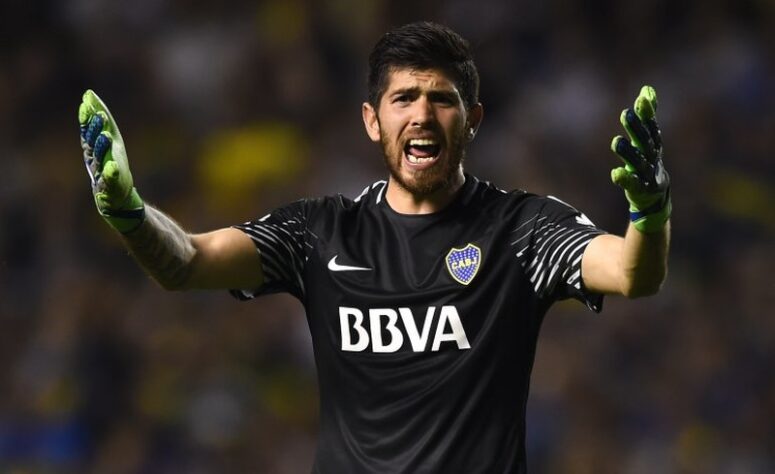 ESQUENTOU - O goleiro Agustín Rossi você situação indefinida no Boca Juniors. O jogador teve seu nome especulado no Flamengo nas últimas semanas – que não confirmou o interesse – e tomou a decisão de deixar a Argentina. De acordo com o jornal “Diario Olé”, com a janela de transferências pra Europa perto de fechar, Agustín Rossi analisa ofertas do velho continente.