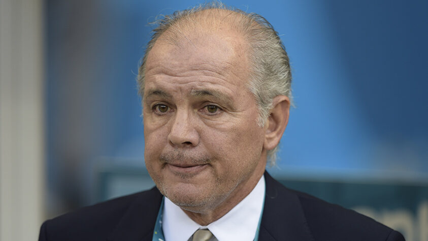 Campeão da Copa Libertadores como técnico do Estudiantes e finalista da Copa do Mundo de 2014 com a seleção da Argentina, ALEJANDRO SABELLA morreu aos 66 anos no dia 8 de dezembro. Ex-jogador do River Plate, Estudiantes e do Grêmio e com passagem como auxiliar pelo Corinthians, Sabella estava com a saúde debilitada desde 2015. Em 26 de novembro, o ex-treinador precisou ser internado e, no mês seguinte, ele não resistiu a uma infecção hospitalar.