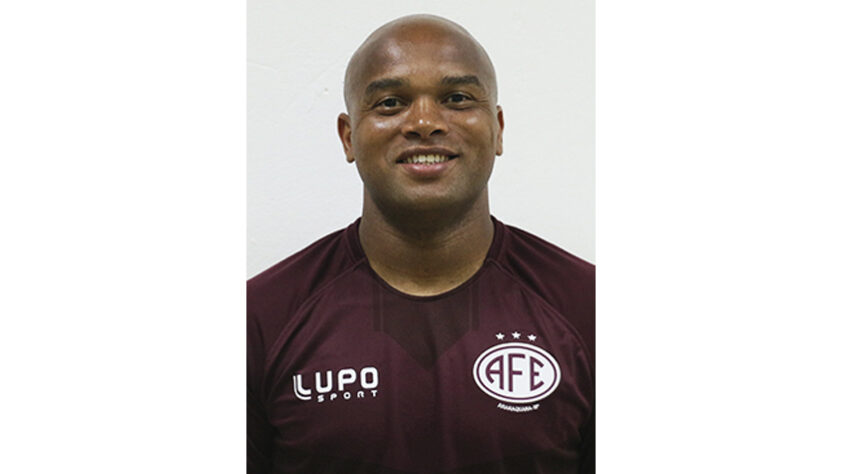 ANDERSON SALLES, zagueiro de 32 anos que contabiliza passagens por Santos, Goiás, Vasco e Santa Cruz, atualmente defende a Ferroviária na Série D.