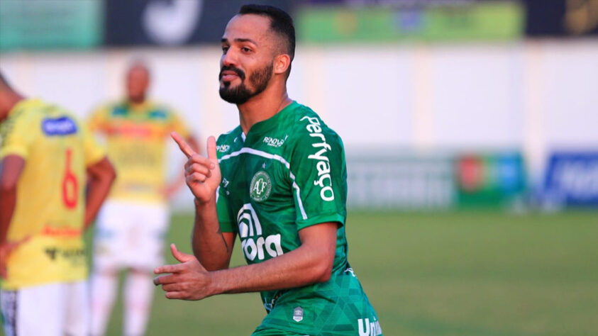 Com a vivência de quem atuou pelo Cruzeiro e defendeu Avaí. Vitória, Guarani, além de jogar no futebol asiático, ANSELMO RAMON, aos 32 anos, é esperança de gols da líder da Série B, Chapecoense.