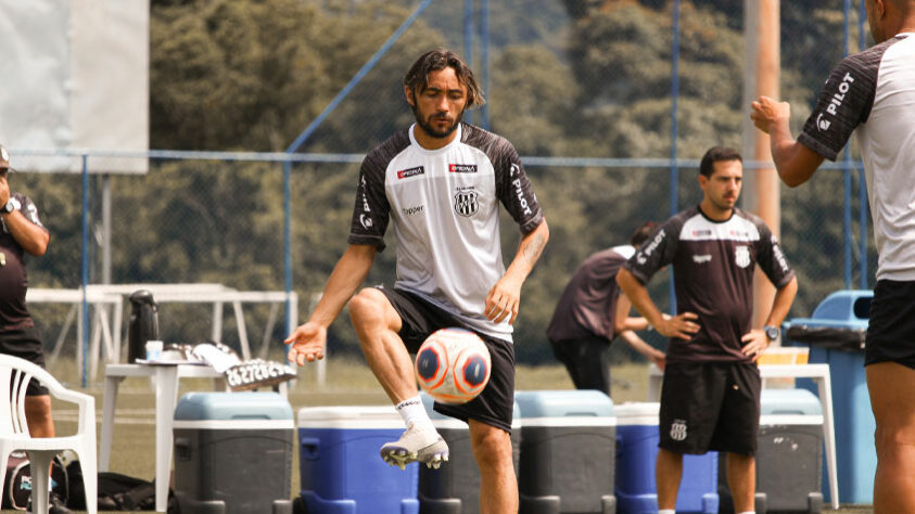 Na Ponte Preta, APODI, de 34 anos, tenta manter o fôlego que já demonstrou com as camisas do Vitória, Ceará e Chapecoense.