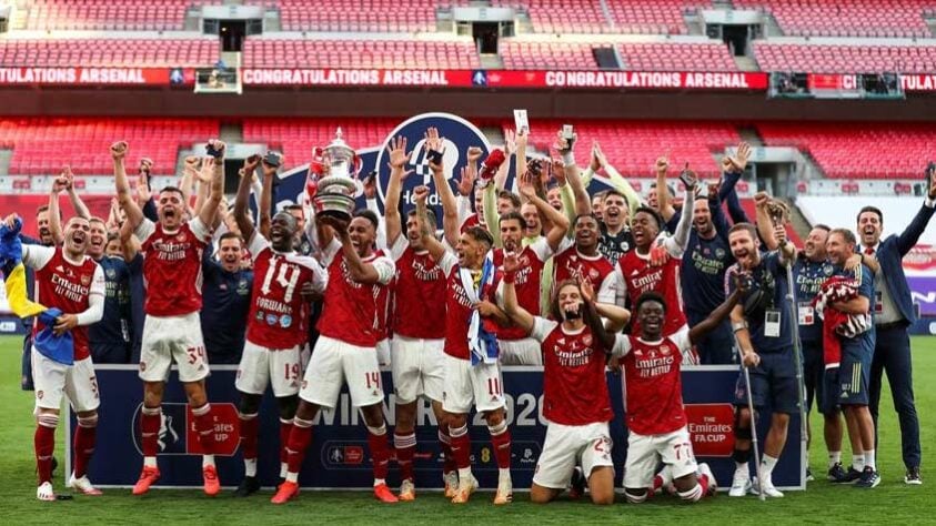 Arsenal (8 títulos) - O Arsenal foi campeão oito vezes, sendo 4 Supercopas da Inglaterra e 4 Copas da Inglaterra. 