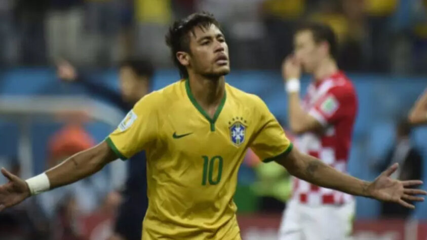 A estreia da Seleção Brasileira na Copa de 2014 - O Brasil voltou a ser sede da Copa do Mundo. Cercada de expectativa, a estreia da Seleção Brasileira foi contra a Croácia, em São Paulo, na Arena Corinthians. De virada, a Seleção venceu por 3 a 1, com dois gols de Neymar e um de Oscar.