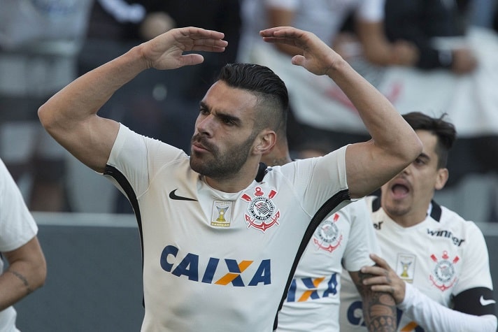 4) Bruno Henrique - 2 gols - marcou um dos gols na história goleada por 6 a 1 na 36ª rodada do Brasileirão-2015 (22/11/2015) e outro no empate em 1 a 1 na 15ª rodada do Brasileirão-2016 (17/7/2016).