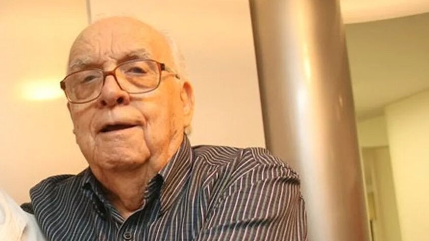Um nome folclórico do futebol carioca saiu de cena aos 93 anos. Ex-patrono do Bangu e do Madureira, CARLINHOS MARACANÃ morreu em 7 de fevereiro. Ele, que convivia com o Mal de Alzheimer, sofreu falência múltipla de órgãos.