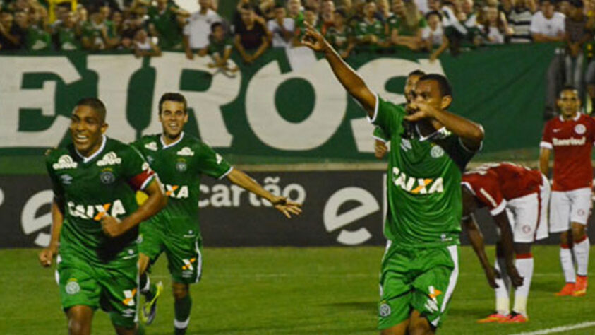 A Chapecoense goleou o Internacional em uma partida marcante do Brasileirão de 2014. 5 a 0 foi o placar que o time da casa fez na Arena Condá. Enquanto a Chape terminou aquela edição do Brasileiro em 15º lugar, o Inter foi o 3º colocado. 