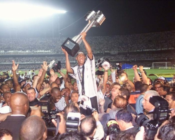 22 de dezembro de 1999 - Corinthians conquista o Brasileirão de 1999 ao bater o Atlético-MG na decisão.
