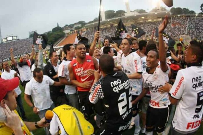 2011 - Apesar da queda vexaminosa na Copa Libertadores, o Corinthians manteve Tite no cargo de técnico, venceu o Palmeiras no jogo seguinte, e se reestruturou na temporada para conquistar o Campeonato Brasileiro no fim do ano. Renascimento fundamental para os títulos que viriam em 2012.
