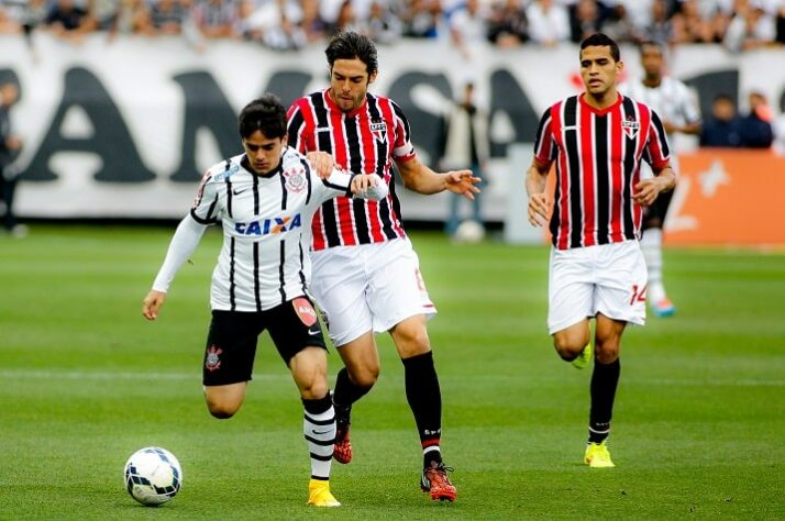 1º) 21/9/2014 - Corinthians 3 x 2 São Paulo - 23ª rodada do Brasileirão. Gols: Fábio Santos (2) e Guerrero (COR)/Souza e Edson Silva (SAO)