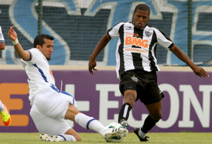 Cruzeiro e Atlético-MG se enfrentaram pelo Campeonato Brasileiro de 2011. Lutando para fugir do rebaixamento, a Raposa entrou em campo na última rodada podendo ser rebaixada pelo seu maior rival. No entanto, o Cruzeiro acabou aplicando uma goleada história de 6 a 1 em cima do Galo e conseguiu se manter na primeira divisão. 