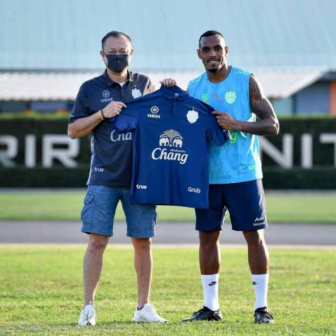 FECHADO - Digão foi anunciado oficialmente como o novo reforço do Buriram United. No clube tailandês, o zagueiro, que deixou o Fluminense, vestirá a camisa de número 26. Nas redes sociais, o jogador se disse "pronto para mais um desafio".