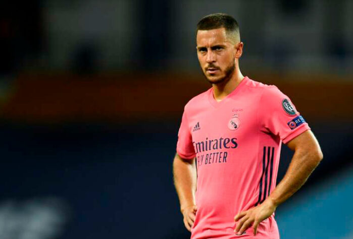 ESQUENTOU - Um grupo de intermediários planeja o retorno de Eden Hazard ao Chelsea na nesta janela de transferências, segundo o "As". No entanto, a volta do belga ao clube londrino é complexa do ponto de vista econômico, mas o Real Madrid não descarta a operação. Após investir 100 milhões de euros (R$ 619 milhões na cotação atual) no atacante em 2019, os merengues ainda estão pagando os Blues em parcelas de 20 milhões de euros (R$ 124 milhões) por ano. Dessa forma, o gigante espanhol estaria disposto a vender o veterano por 60 milhões de euros (R$ 371 milhões).