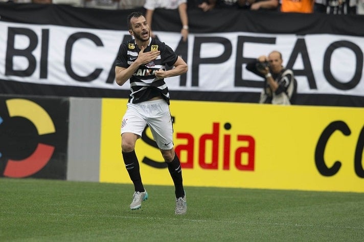 8) Edu Dracena - 1 gol - marcou um dos gols da histórica goleada por 6 a 1 na 36ª rodada do Brasileirão-2015, em 22 de novembro de 2015.