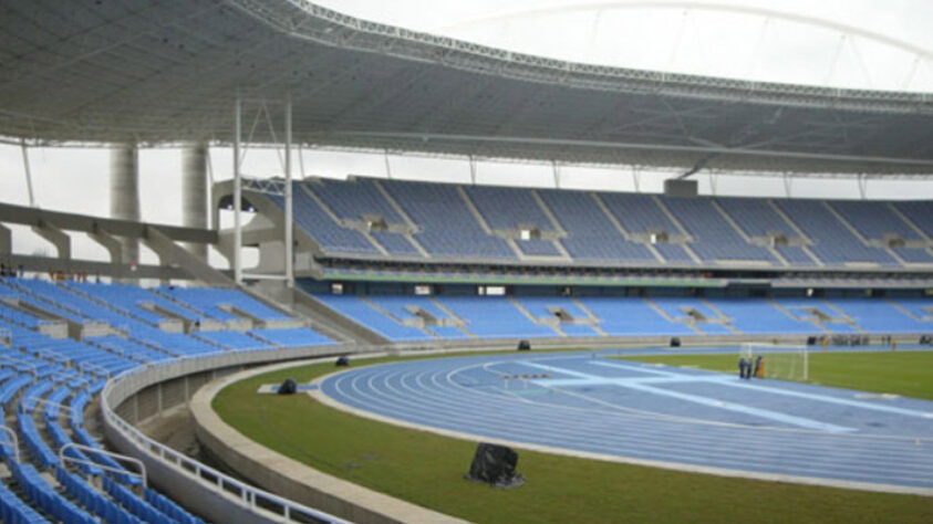 O clube, porém, teve um baque em 2013. Por ordem de Eduardo Paes, então prefeito do Rio de Janeiro, o Engenhão, estádio do Botafogo, foi interditado pela Prefeitura. A justificativa era de que o estádio tinha rachaduras e falhas no teto. O Alvinegro "perdia" a sua casa.