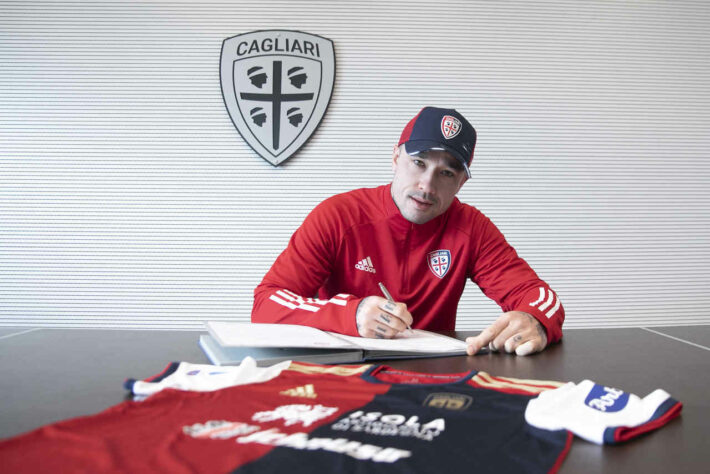 FECHADO - O Cagliari anunciou o meia, Radja Nainggolan como reforço por empréstimo taté junho de 2021.