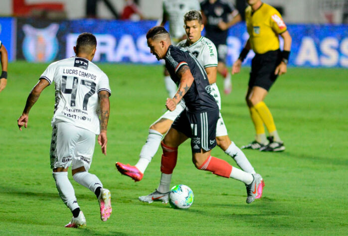 Em jogo atrasado da 18ª rodada, o São Paulo goleou o Botafogo por 4 a 0 e abriu sete pontos na liderança do Brasileirão.  O LANCE! montou uma galeria atualizada com as chances de cada clube - conforme a tabela no momento - de título, vaga para a Libertadores (G6) e rebaixamento. Os dados são do Departamento de Matemática da Universidade Federal de Minas Gerais (UFMG). Veja as contas: