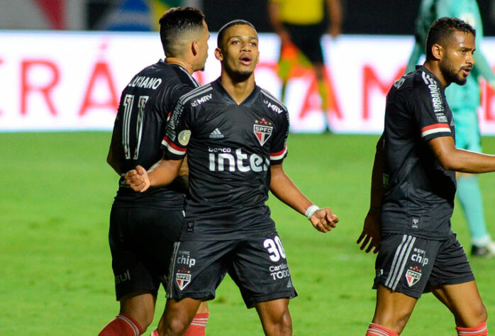 Em jogo atrasado da 18ª rodada do Brasileirão, o São Paulo venceu com tranquilidade o Botafogo, por 4 a 0, no Morumbi, com dois gols de Brenner, um de Reinaldo e de Hernanes. A equipe de Fernando Diniz chegou aos 50 pontos e abriu 7 pontos de vantagem para o Atlético-MG, segundo colocado. Veja as notas do LANCE! para o Tricolor na partida (por Redação São Paulo)