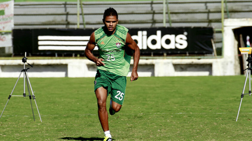 FERNANDO BOB também teve altos e baixos e foi cedido a clubes como Avaí e Atlético-GO até sair definitivamente do Fluminense em 2013. Depois, passou por Ponte Preta, Internacional e defendeu o Minnessotta United (EUA). Nas duas edições mais recentes do Carioca, defendeu o Boavista.