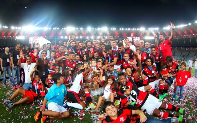 O Flamengo tem duas boas lembranças de Fla-Flus de 2017. O primeiro foi na final do Carioca, em que o Rubro-Negro venceu por 3 a 1, no agregado, e aumentou a hegemonia local. Em seguida, o confronto foi pelas quartas de final da Sul-Americana. Em um jogo eletrizante, o Fla buscou um empate por 3 a 3, no Maracanã, e eliminou o rival.