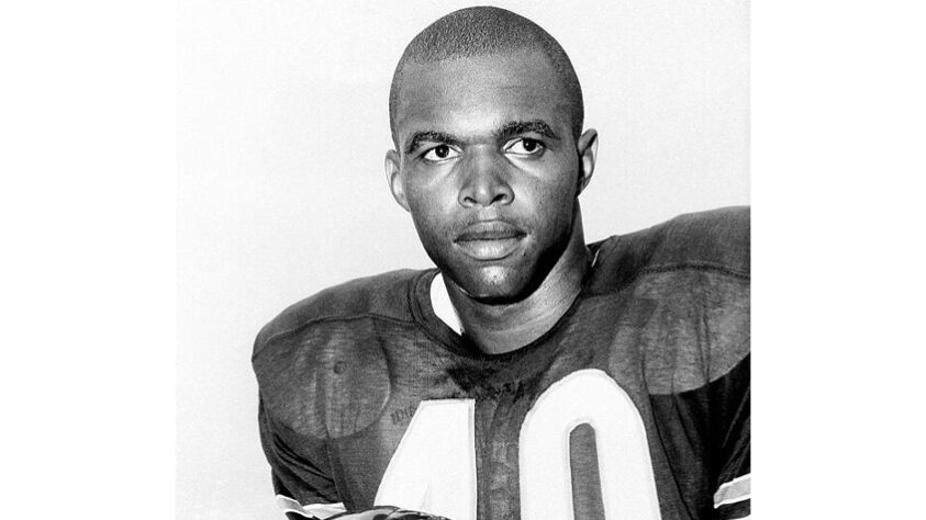 Astro da NFL, GALE SAYERS morreu no dia 23 de setembro, aos 77 anos, após problemas decorrentes de demência. Consagrado jogador do Chicago Bears, ele teve sua vida retratada no filme "Glória e Derrota". A produção foi vencedora de cinco Emmy's.