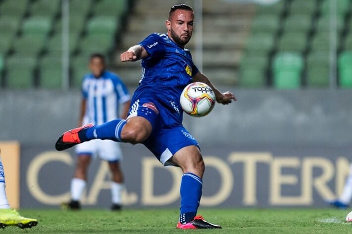 Giovanni - meia - 27 anos - atualmente defende o Cruzeiro na Série B do Brasileirão.