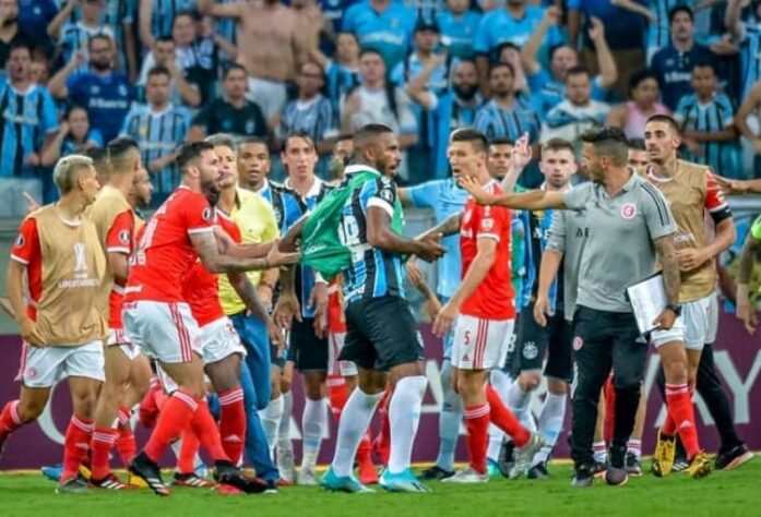 A expectativa era gigantesca diante do primeiro encontro a nível continental dos eternos rivais de Porto Alegre. Mas, ao invés da bola rolando e apenas jogadas firmes com alguns desentendimento (como de costume), quando o jogo já se encaminhava para sua reta final houve uma confusão generalizada onde os quatro expulsos de cada lado chamaram mais a atenção do que o 0 a 0 no marcador da Arena.