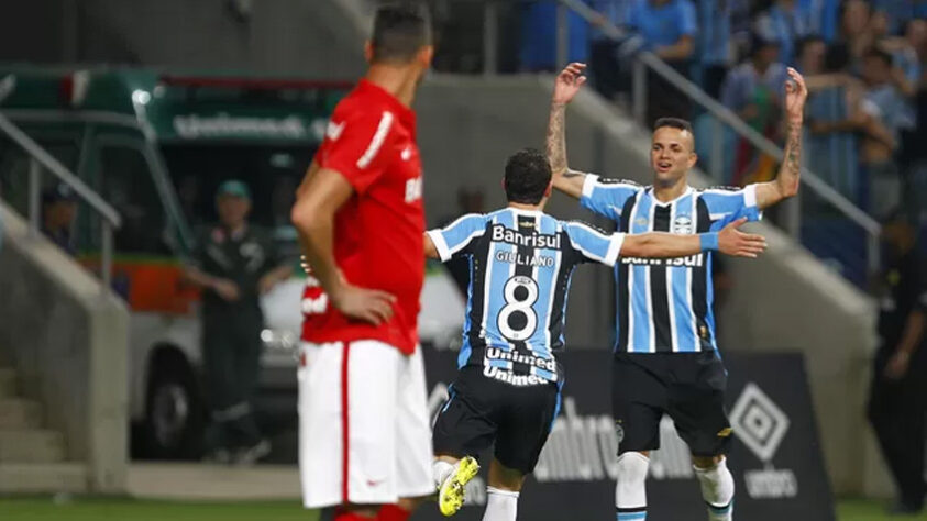 O clássico Gre-Nal ganhou um de seus maiores capítulos no Brasileirão de 2015. Comandados pelo técnico Roger Machado, o Imortal aplicou uma goleada de 5 a 0 sobre o Colorado. Os gols foram de Giuliano, Luan (duas vezes), Fernandinho, e Réver (contra).