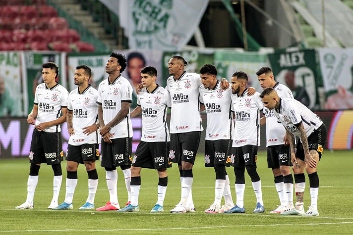 Corinthians em 2021 – “Corinthians chega em 2021 com as energias totalmente renovadas, deixando as dificuldades para trás e recomeçando esse ano com outra visão de jogo. Alguns membros da equipe podem ser substituídos, o que fará com que o time retome o seu lugar de destaque entre os clubes”.