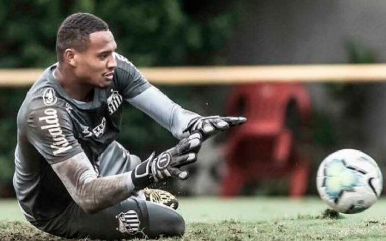 SÃO PAULO - O Tricolor tem interesse em dois jogadores do Santos: o goleiro John e o lateral-esquerdo Lucas Pires. O clube paulista pretende negociar através de troca de atletas, podendo oferecer Liziero, Nikão e Luan. 