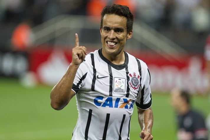 O meia Jadson, do Athletico, já passou por Corinthians e São Paulo, mas seu time do coração na infância era o Santos.