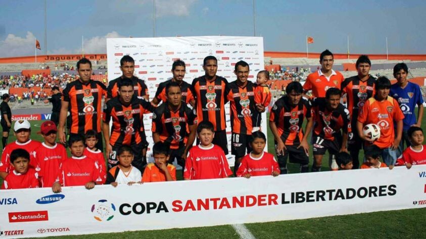 Outro time que surpreendeu neste torneio continental foi o Jaguares de Chiapas, em 2011, quando conseguiu chegar às quartas de final. A equipe mexicana ficou em segundo do seu grupo, atrás do Internacional e à frente do Emelec. Nas oitavas, eliminou o Junior Barranquilla e depois perdeu para o Cerro Porteño.