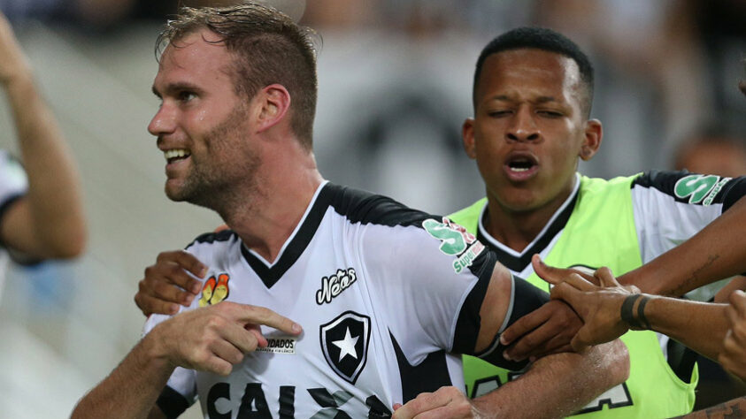 Joel Carli - O zagueiro argentino chegou ao Botafogo em 2016 e, logo de cara, assumiu o protagonismo de "xerife" da defesa. Assim, em quatro temporadas, Joel Carli se destacou pela liderança e ainda fez o gol salvador contra o Vasco, no último minuto, que levou a decisão do Carioca de 2018 para os pênaltis. Durante sua primeira passagem, o atleta fez 154 jogos, 6 gols e conquistou o Estadual de 2018. Na atual temporada, Carli acertou seu retorno ao Glorioso para ajudar na reconstrução do elenco para a Série B.