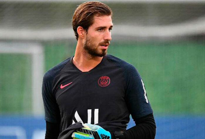  O PSG contratou o goleiro Kevin Trapp em 2016 disposto a ter segurança na sua luta para chegar ao topo do futebol europeu. Mas o alemão cansou de tanto falhar e foi tratado como um fiasco. 